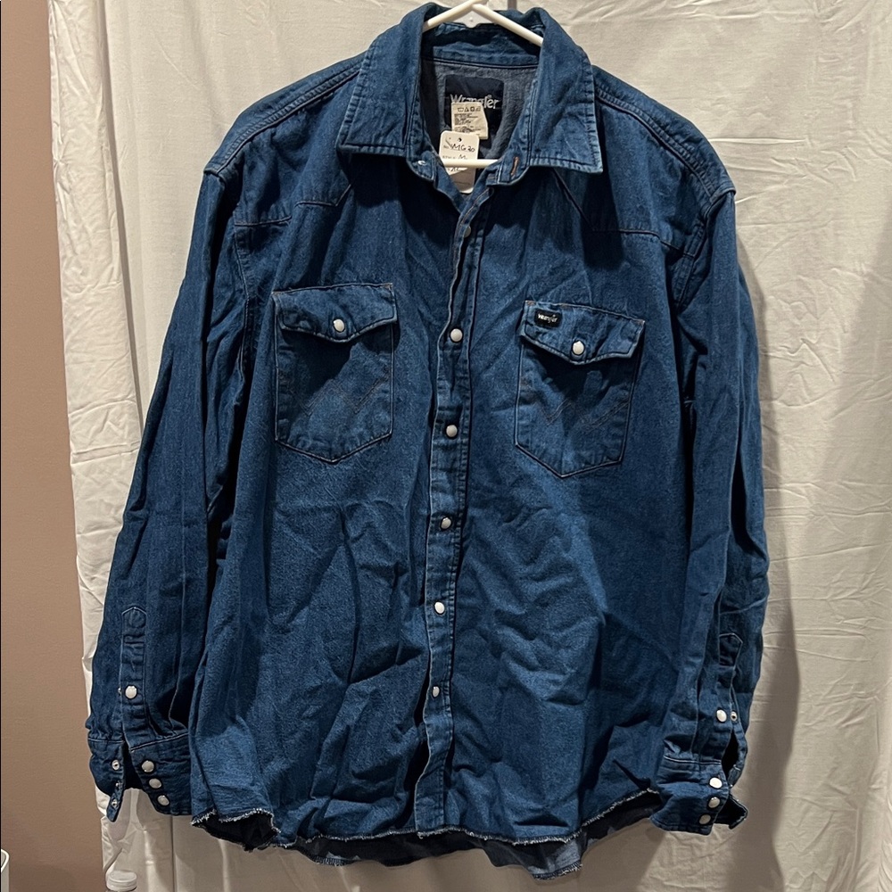 Men’s Wrangler denim pearl snap shirt. Size XL.